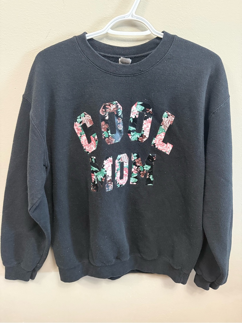 🔥2 for $10🔥 Women's "COOL MOM" Floral-Graphic Crewneck Sweatshirt Medium